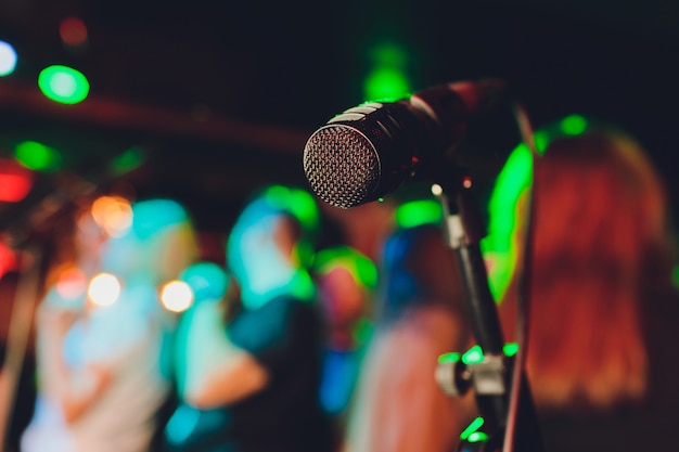 Cerca del micrófono en la sala de conciertos o sala de conferencias.