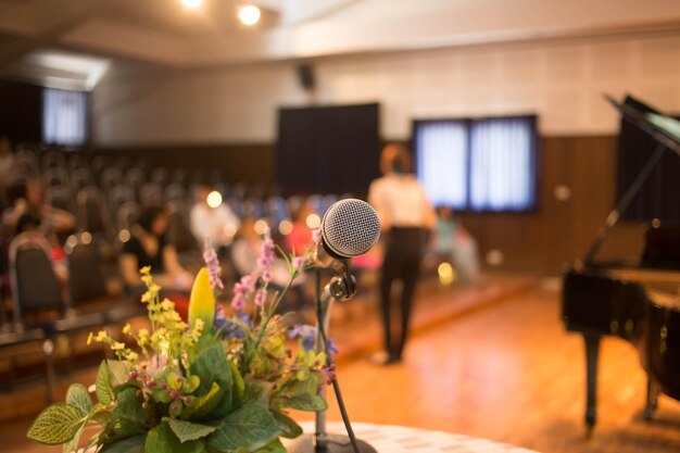 Cerca del micrófono en la sala de conciertos o sala de conferencias