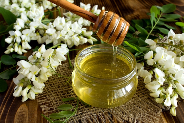 Foto cerca de miel y flores de acacia