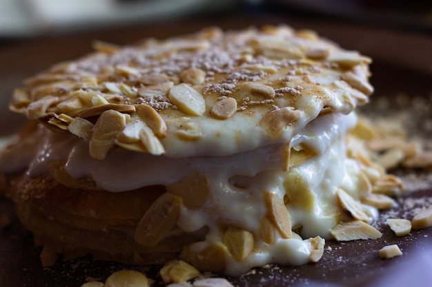 Cerca de milhojas de pastel de almendras en placa concepto de postre dulce delicatessen