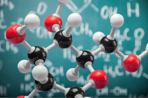 Foto cerca del modelo de estructura molecular en el fondo