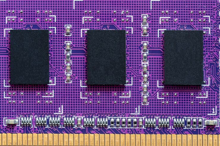 Foto cerca del módulo de memoria de la computadora de la placa de circuito de color púrpura sobre un fondo blanco.