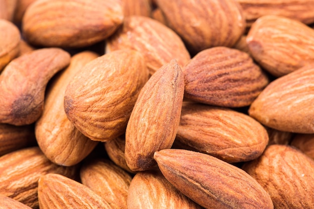 Cerca de un montón de almendras saladas