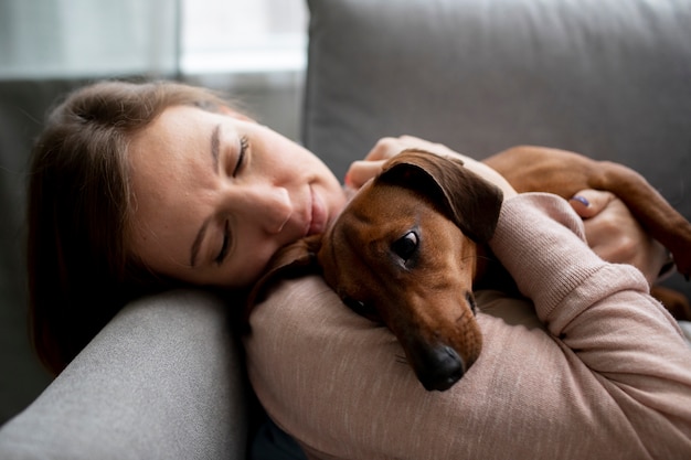 Cerca de mujer abrazando a su perro mascota