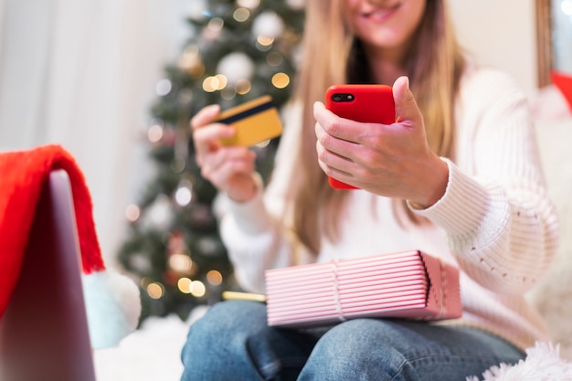 Cerca de una mujer de compras online para Navidad