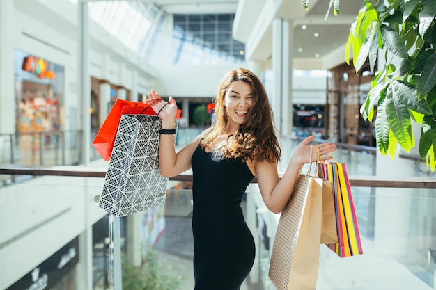 Cerca de mujer joven con bolsas de compras del Viernes Negro