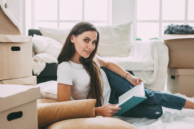 De cerca. mujer joven mirando una revista en la nueva sala de estar.