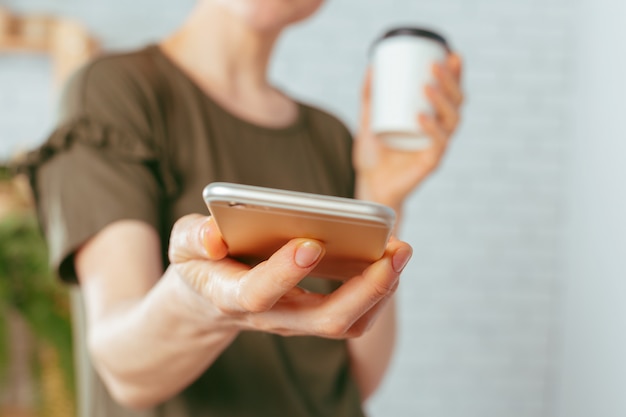 Cerca de mujer mensajes de texto en teléfono inteligente