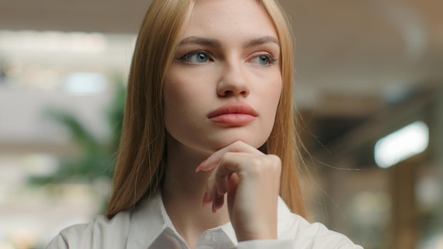 Foto de cerca mujer pensativa pensar solución pensativa mujer de negocios resolver solución de negocio crear