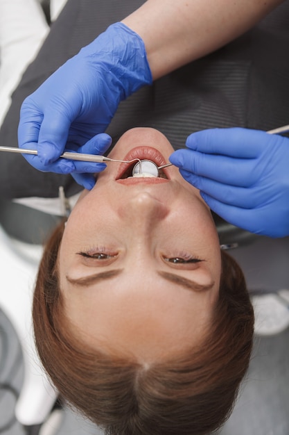 Cerca de la mujer recibiendo un examen dental