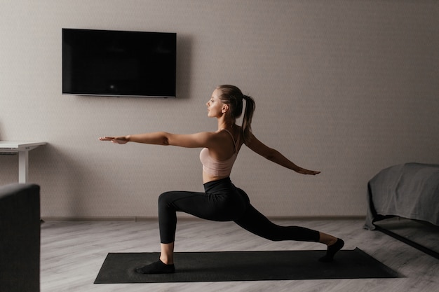 Cerca de mujer en ropa deportiva practicando yoga