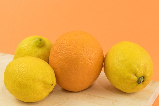 Cerca de una naranja y tres limones