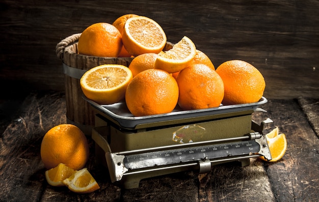 Cerca de naranjas maduras en las escalas