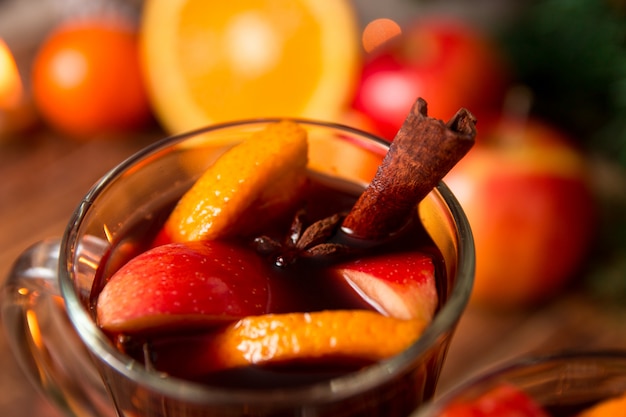 Cerca de Navidad vino caliente con frutas, velas y especias.