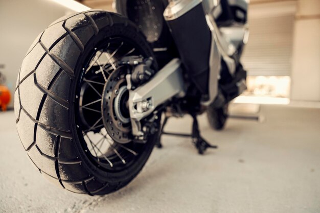 Foto cerca de un neumático de moto en una inspección técnica