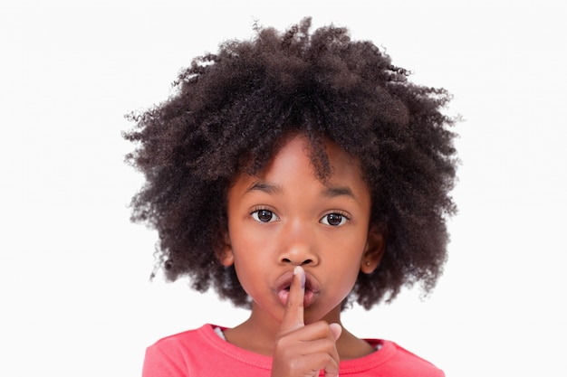 Cerca de una niña pidiendo silencio