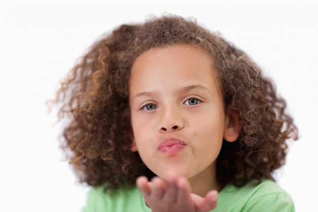 Cerca de una niña que sopla un beso