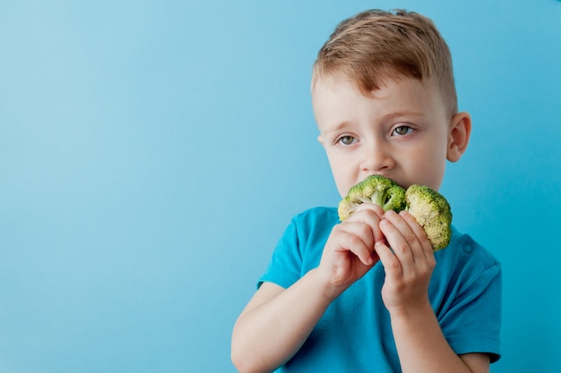 Cerca de niño con brócoli en sus manos