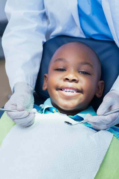 Cerca del niño con los dientes examinados