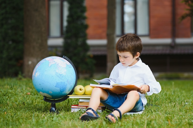 Cerca de niño feliz volviendo a la escuela