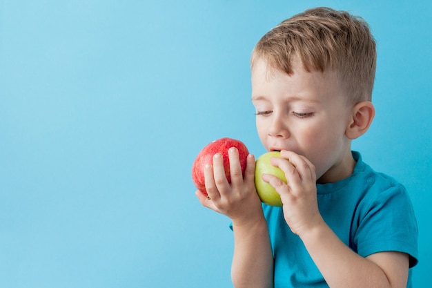 Cerca de niño con manzanas en sus manos