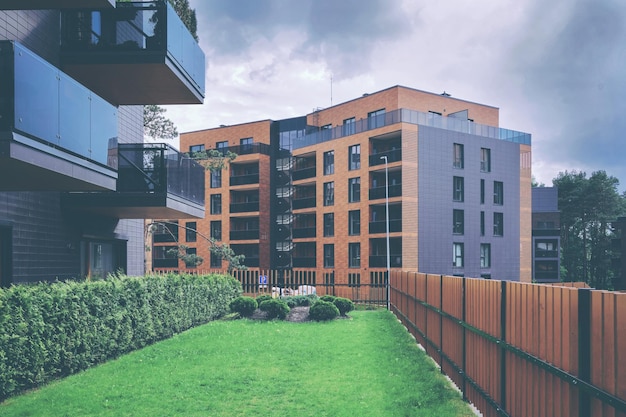 Cerca no bairro de edifícios residenciais arquitetônicos modernos. E instalações ao ar livre.