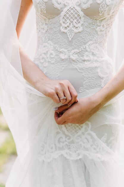 Cerca de una novia sosteniendo su velo