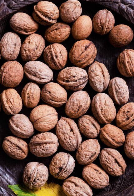 Cerca de nueces en un tazón de madera Vista superior