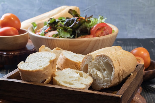 Cerca de pan y ensalada de lechuga de roble verde