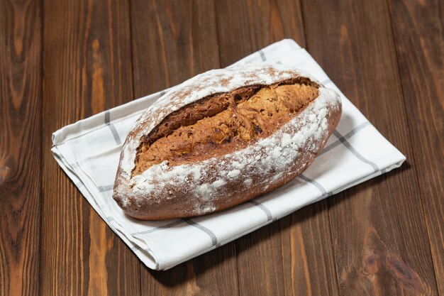 Cerca de pan recién horneado. Pan de trigo sarraceno en servilleta blanca