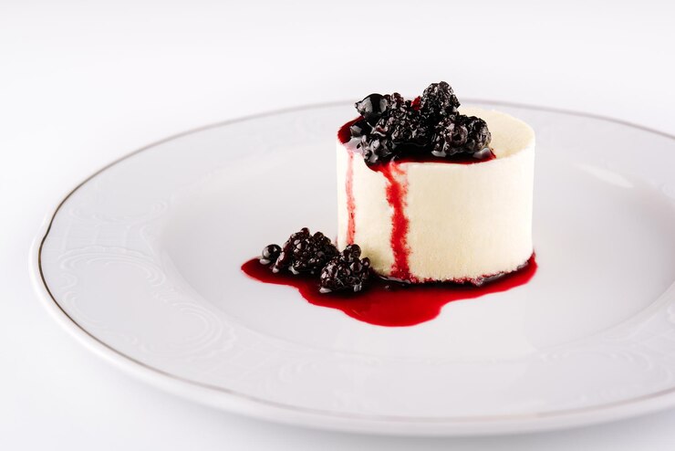 Cerca de una panna cotta en un plato