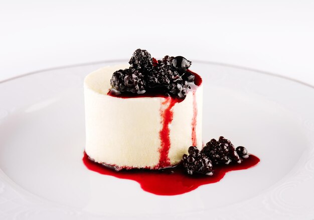 Cerca de una panna cotta en un plato