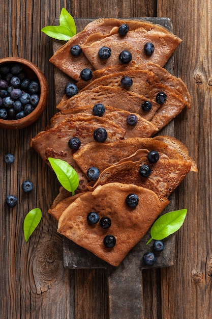 Cerca de panqueques de chocolate caseros tradicionales