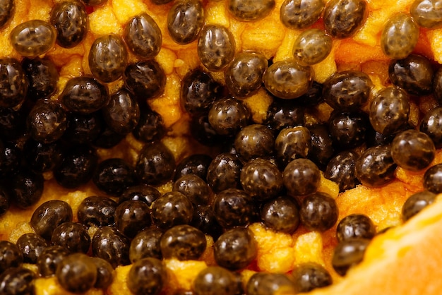 Cerca de papaya madura vista del interior de una fruta tropical dulce de papaya