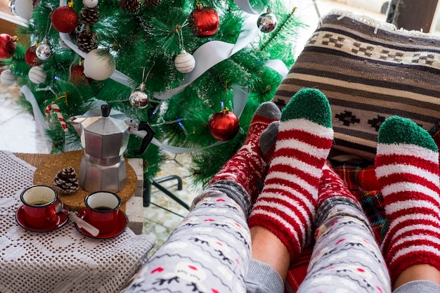 Cerca de par de calcetines rojos de vacaciones de Navidad