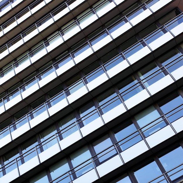 Cerca de la pared del edificio con balcón