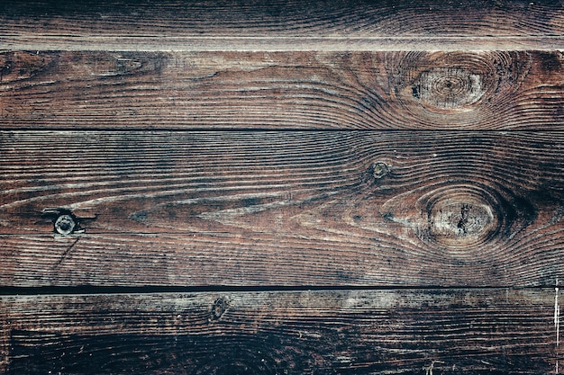 cerca de la pared hecha de tablones de madera