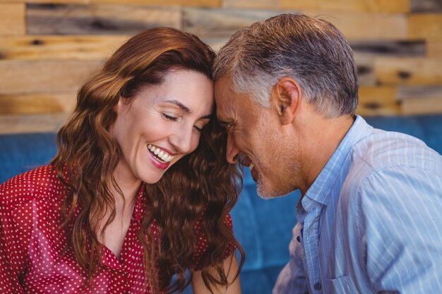 Foto cerca de una pareja coqueteando