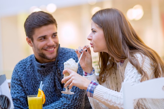 Cerca de una pareja feliz disfrutando del tiempo juntos