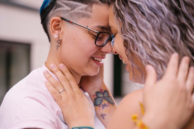 Foto cerca de la pareja de lesbianas besándose con amor.