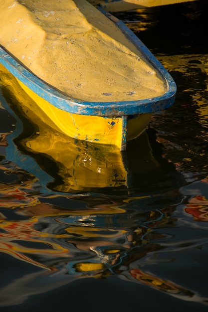 Cerca de la parte delantera del pequeño bote amarillo