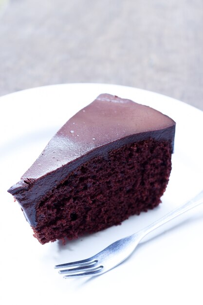 Cerca de pastel de chocolate en la placa blanca