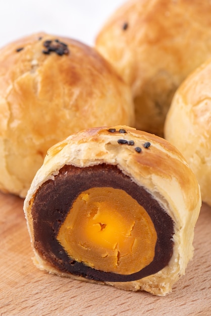 Cerca de pastel de luna pastelería de yema, mooncake para las vacaciones del Festival del Medio Otoño en el fondo de la mesa de madera