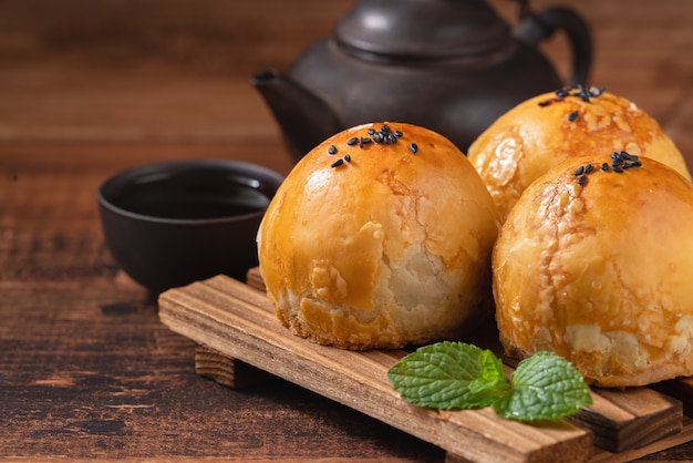 Cerca de pastel de luna pastelería de yema, mooncake para las vacaciones del Festival del Medio Otoño en el fondo de la mesa de madera