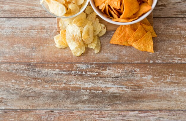 Foto cerca de patatas fritas y nachos en cuencos