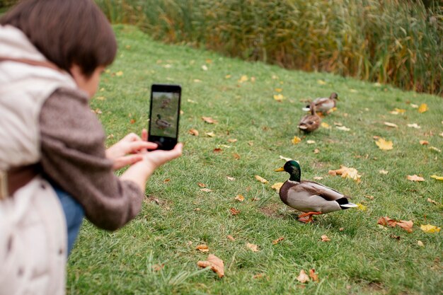 Foto cerca de pato cerca del granjero