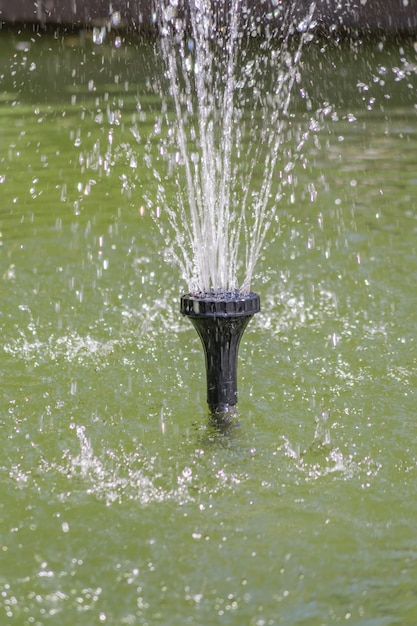 Foto cerca de la pequeña fuente en el parque de la ciudad