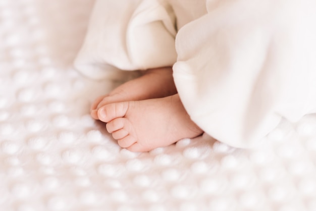 Cerca de pequeños pies de bebé rosa desnudo adorable