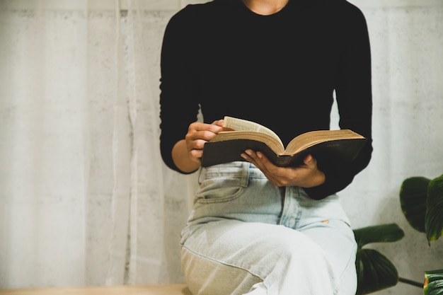 De cerca a la persona que lee la Biblia