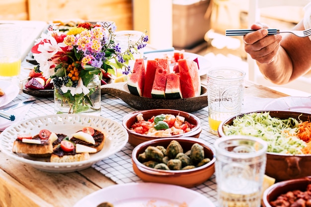 Cerca de personas comen comida sana y vegetariana o vegana en la mesa